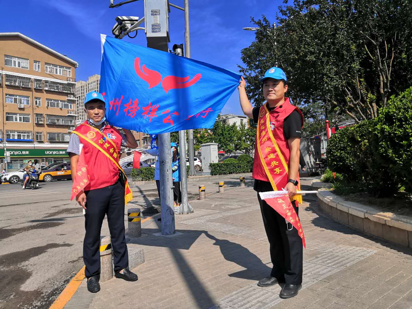 <strong>抓胸射逼里激情男女</strong>